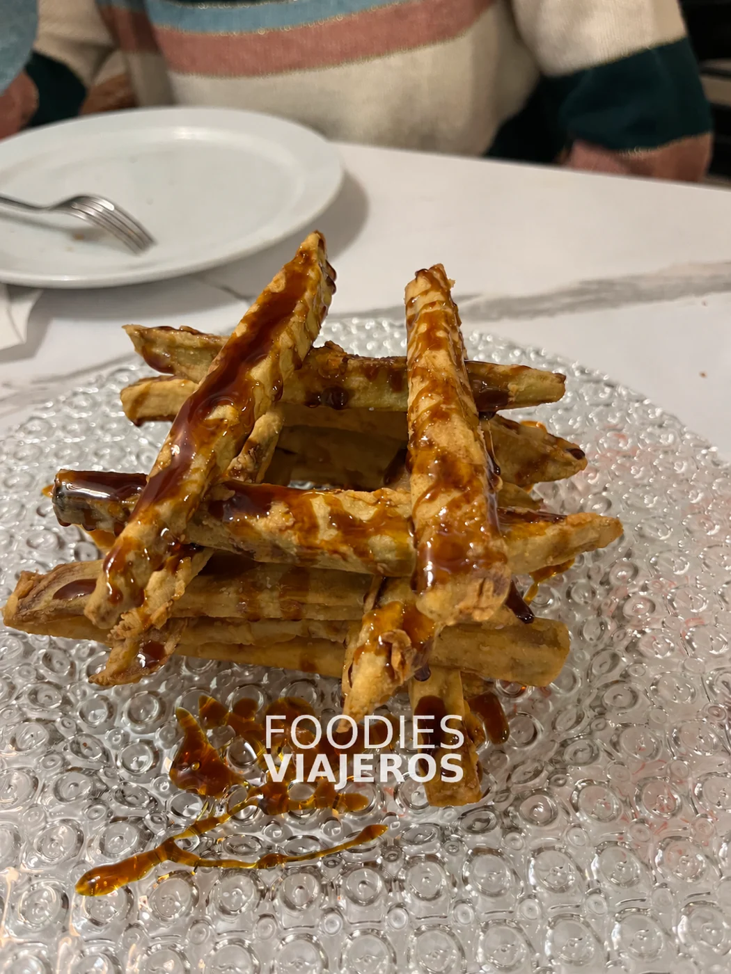 Bastoncitos de berenjena con salsa en La Yedra, Cazorla.