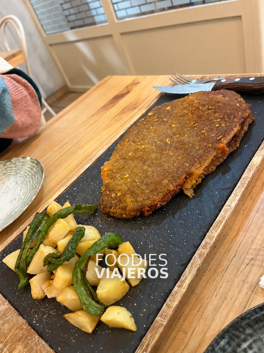 Cachopo de ternera con patatas y pimientos en Tony’s Bar.
