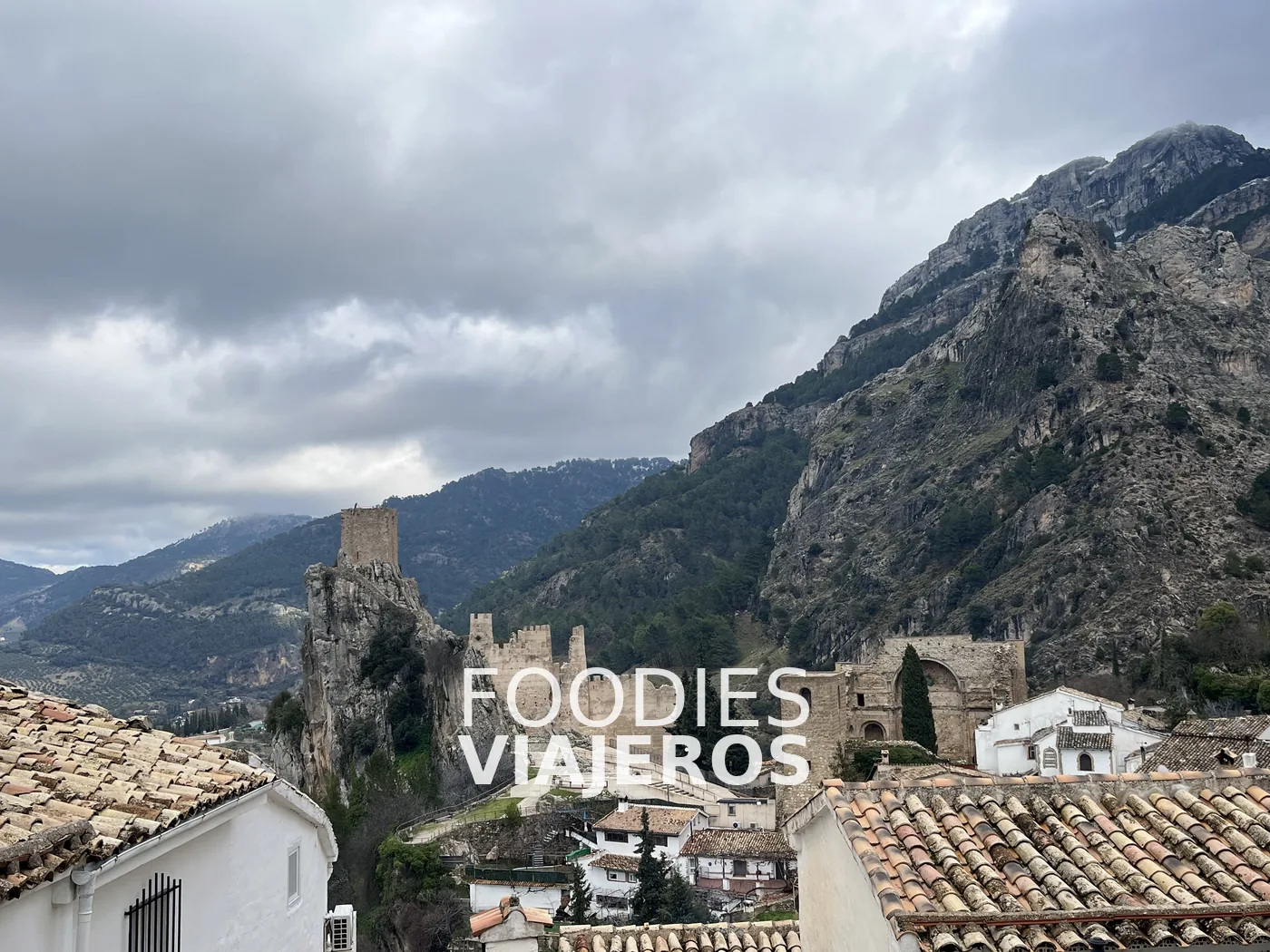 El castillo de La Iruela entre los tejados del pueblo.
