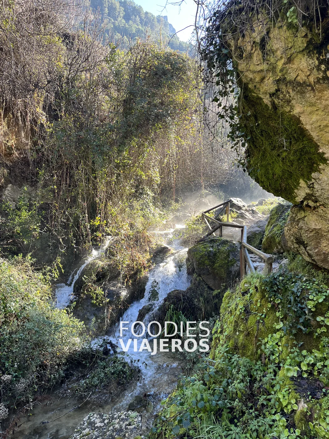 Saltos de agua y pasarelas en el tramo fluvial del río Cerezuelo.