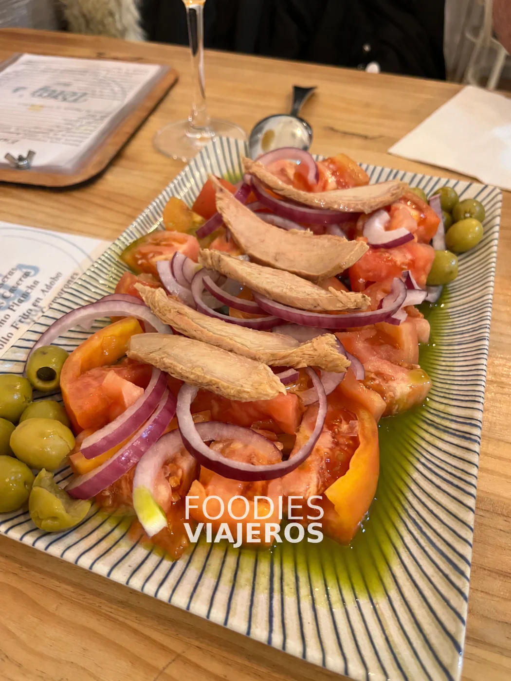 Tomate con ventresca, cebolla morada y aceitunas en Tony’s Bar.