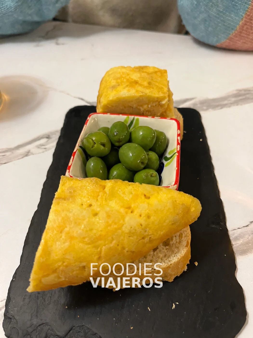 Tapas de tortilla con pan y aceitunas en La Yedra.