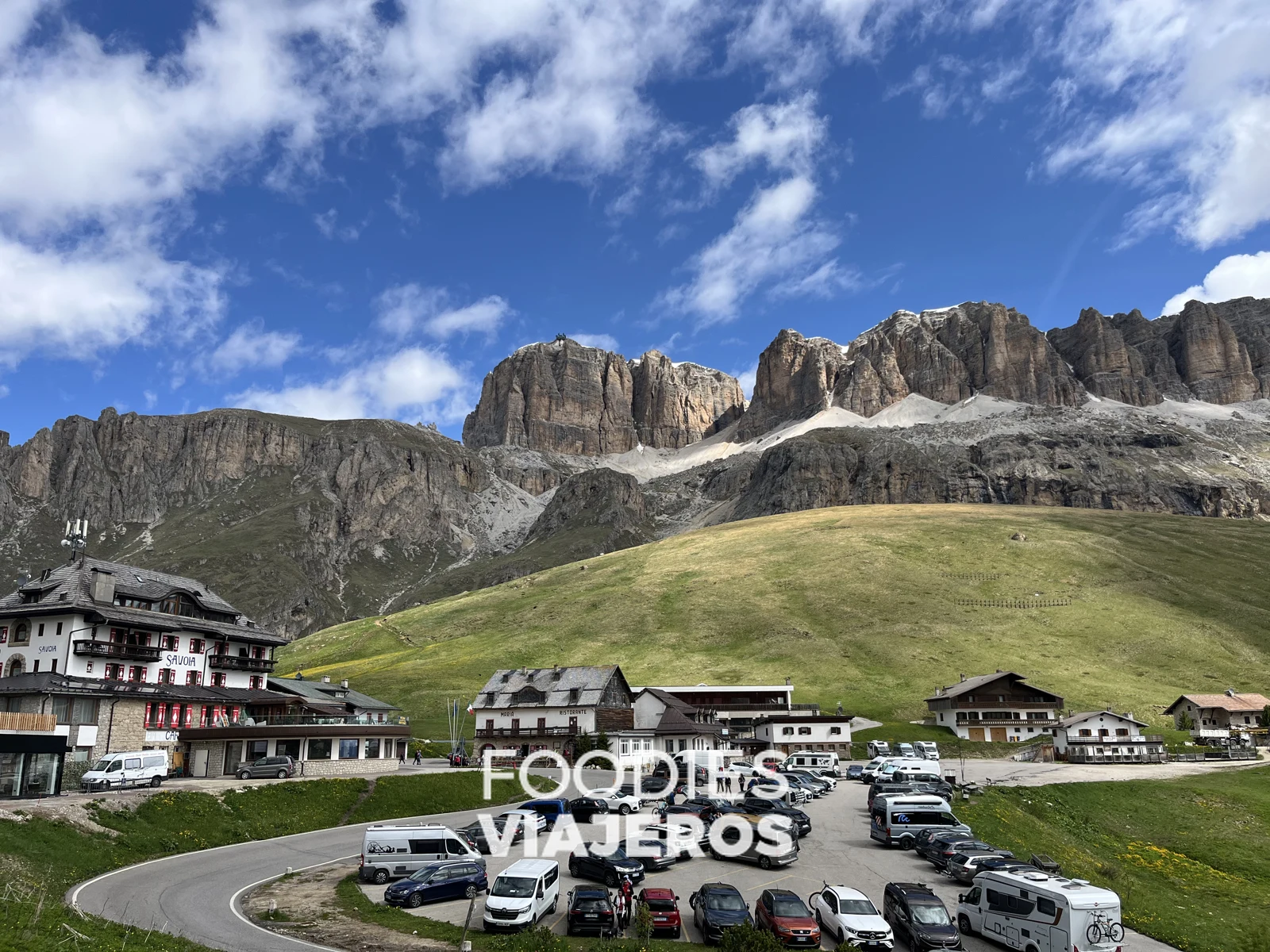 Passo Pordoi y paredes del macizo del Sella