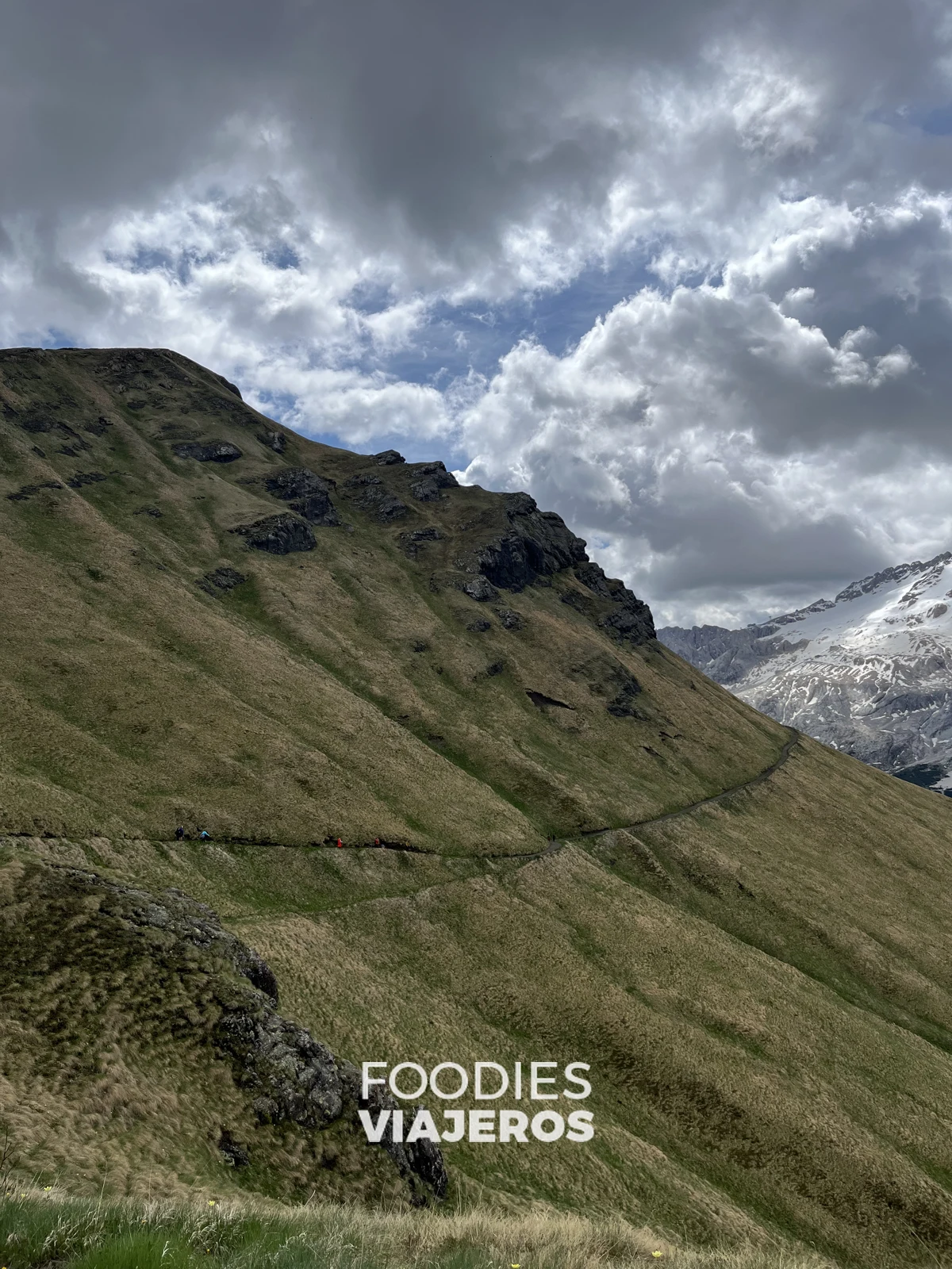 Sendero que atraviesa la ladera hacia Viel dal Pan